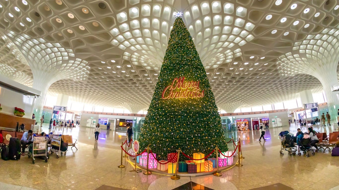 Aeropuerto durante la Navidad en India Árbol de Navidad en el aeropuerto de Mumbai